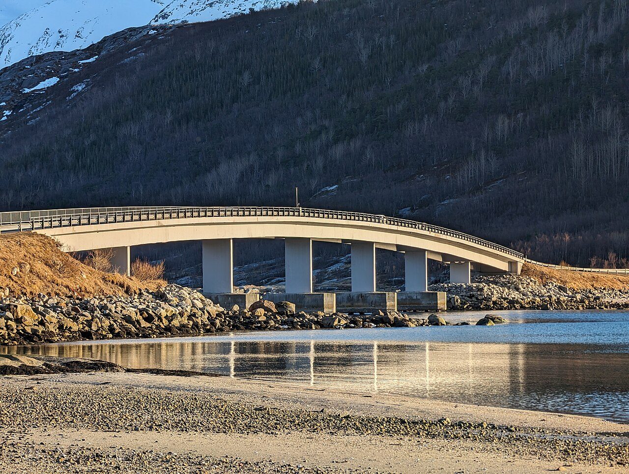 The bridge across Åselistraumen