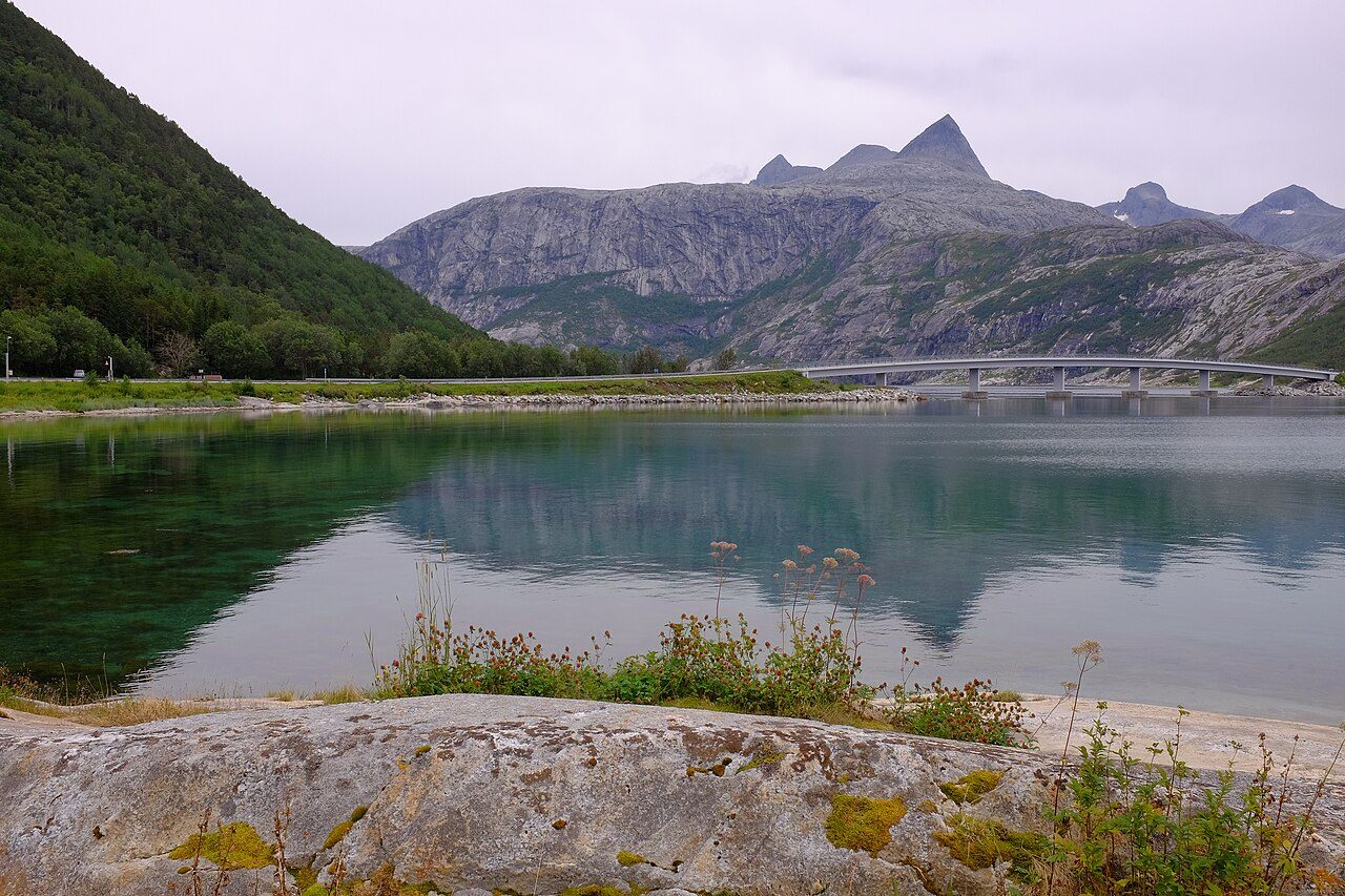 Brua over Åselistraumen med fjell i bakgrunnen