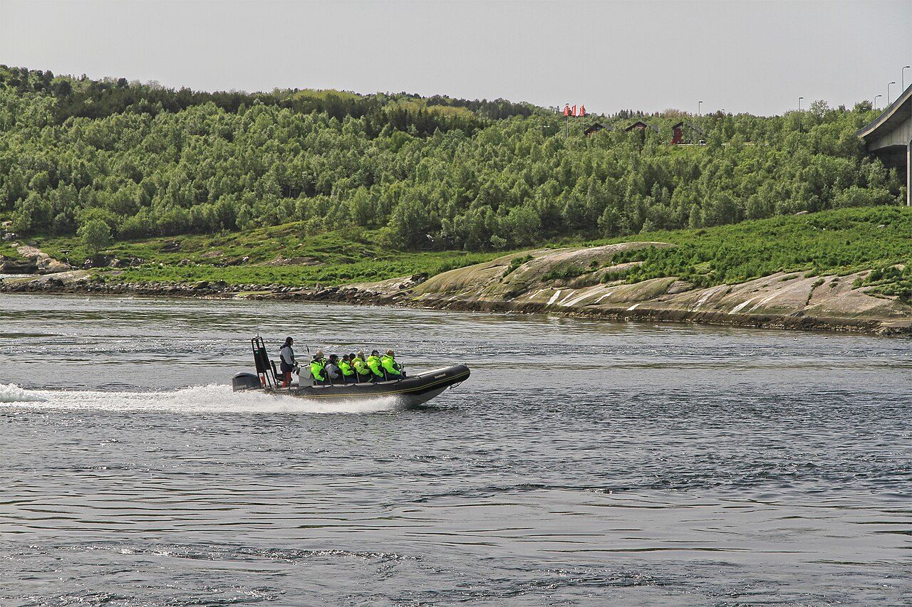 RIB med passasjerer i fart gjennom Saltstraumen