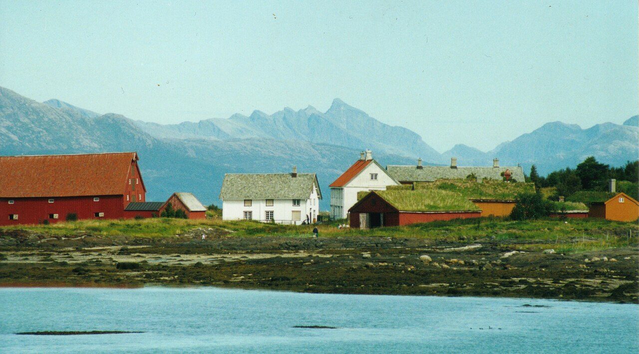 Røde og hvite bygninger på Kjerringøy handelssted