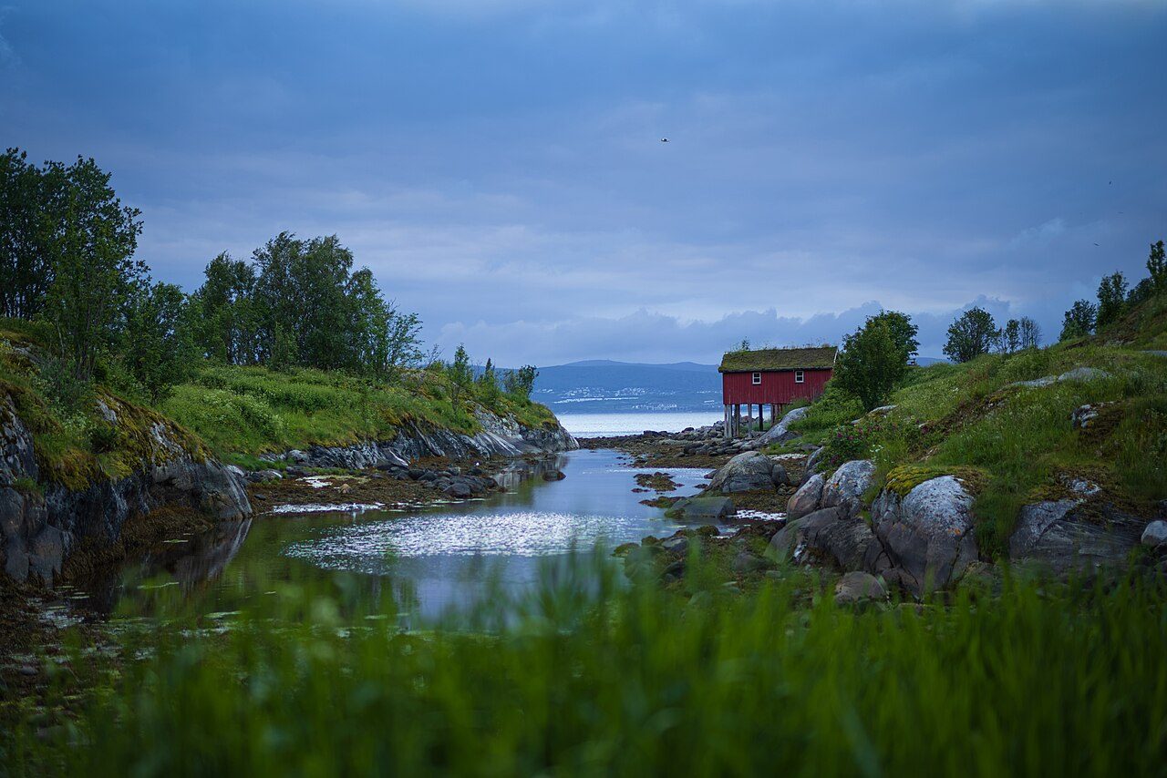 Rød rorbu ved en vik i Saltstraumen