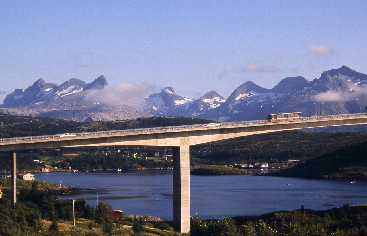 Saltstraumbrua med Børvasstindan i bakgrunnen