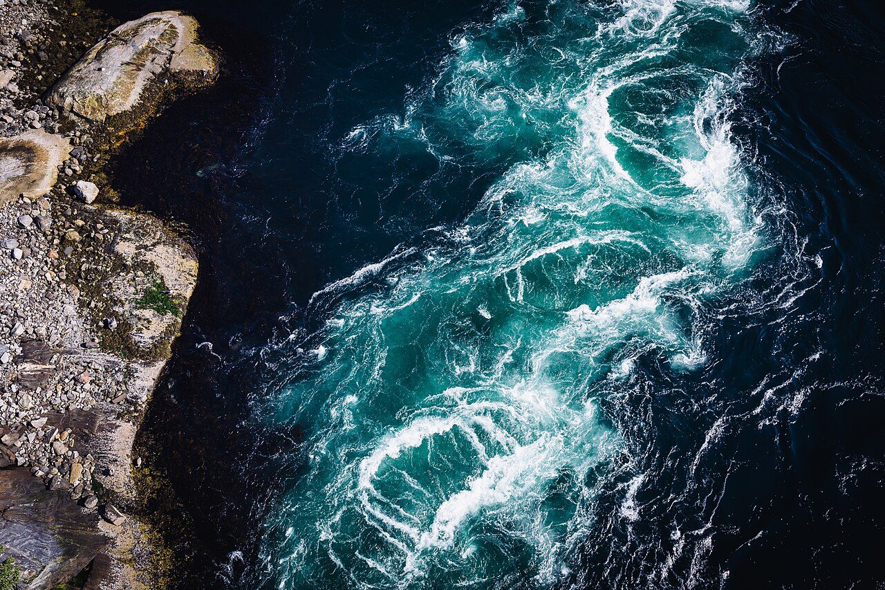 Wiry wodne w Saltstraumen widziane z mostu