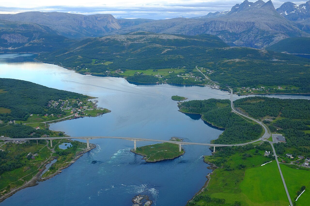 Saltstraumen og landskapet rundt sett fra lufta