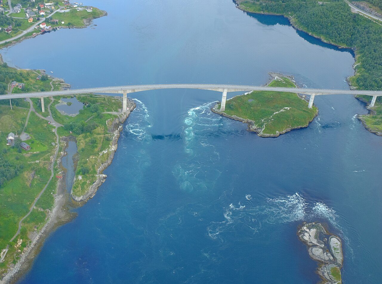 Saltstraumen og Saltstraumbrua sett fra lufta, med strømvirvler i sundet