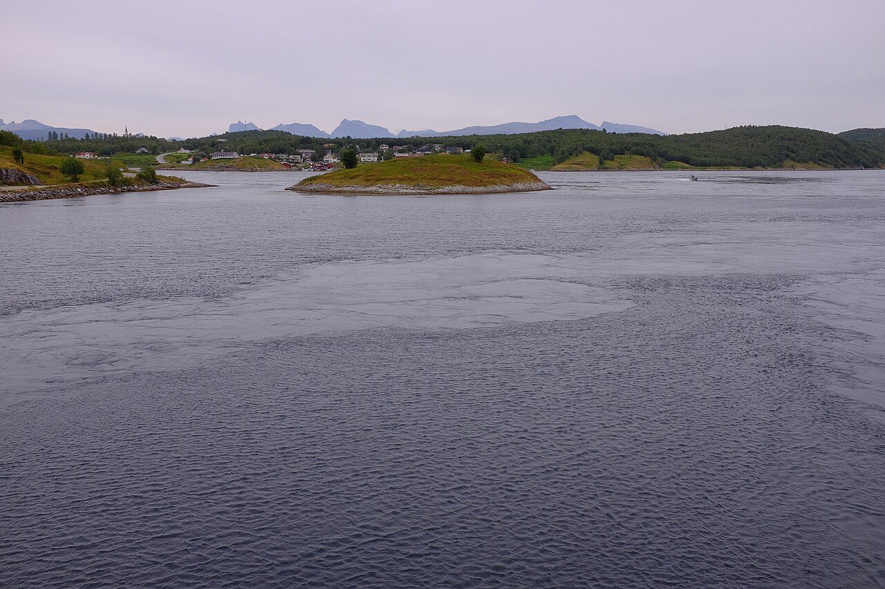 Utsikt over rolig vann og en liten holme mot Sveet i Saltstraumen