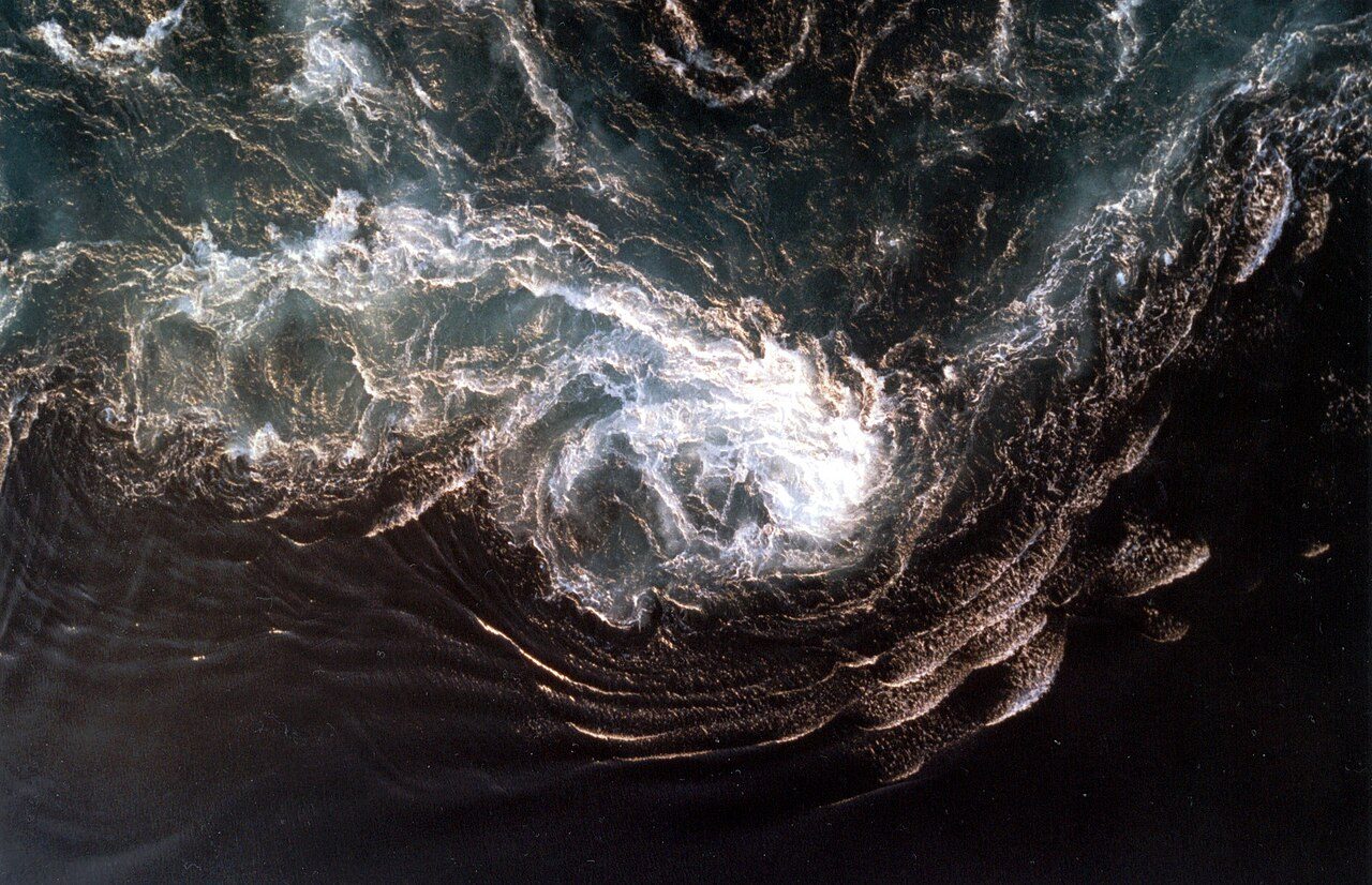 Virvlende vann i Saltstraumen